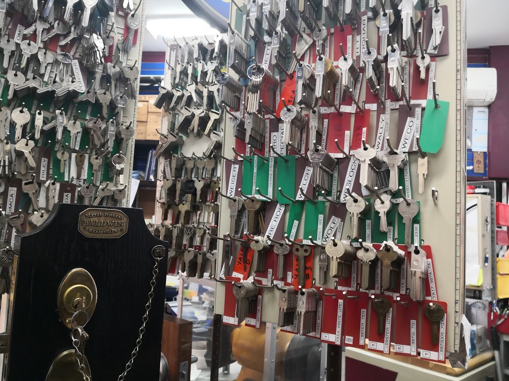 Serrurier r. Lafleur Inc. | 145 Boul Henri-Bourassa O, Montréal, QC H3L 1M9, Canada | Phone: (514) 336-7709
