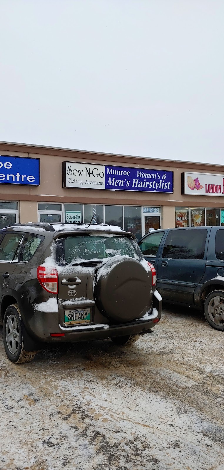 Munroe Shopping Centre | 489 London St, Winnipeg, MB R2K 2Z4, Canada | Phone: (204) 669-1267