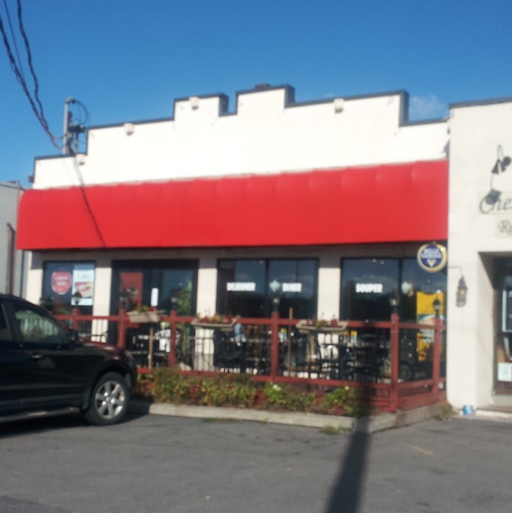 Le Célébrité | 3495 Boulevard Taschereau, Saint-Hubert, QC J4T 2G2, Canada | Phone: (450) 678-5050