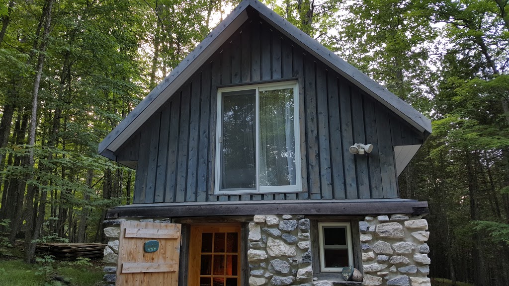 Cabin Inn The Woods | 5720 McDonalds Corners Rd, McDonalds Corners, ON K0G 1M0, Canada | Phone: (613) 278-0162