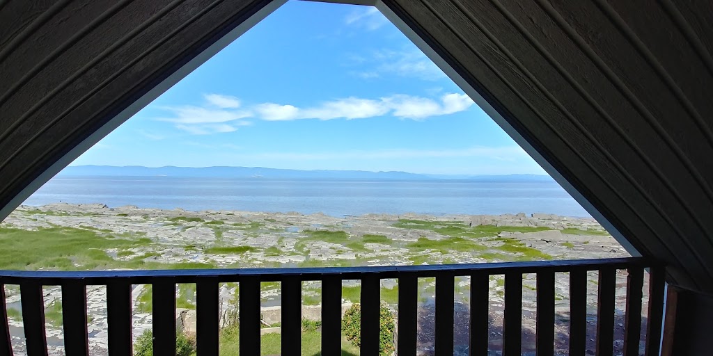 Chalet Bord du Fleuve Ô Quai 516 | 516 Avenue de Gaspé O, Saint-Jean-Port-Joli, QC G0R 3G0, Canada | Phone: (418) 554-1244
