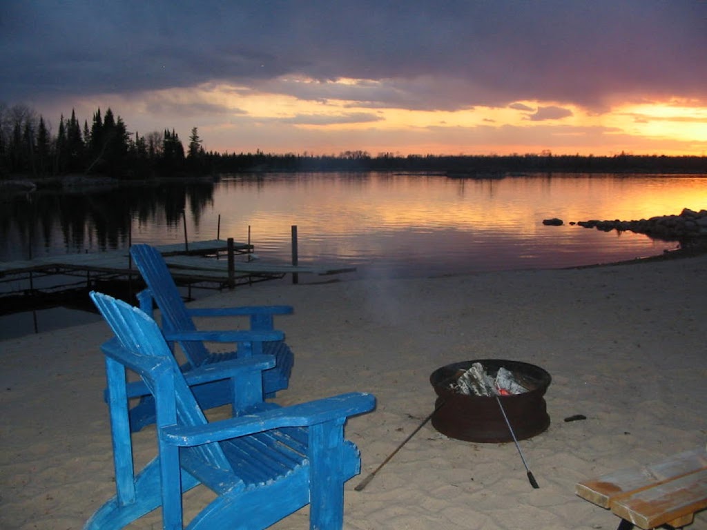 Riverview Lodge | Eleanor Lake Whiteshell Provincial Park, Seven Sisters Falls, MB R0E 1Y0, Canada | Phone: (204) 348-7607