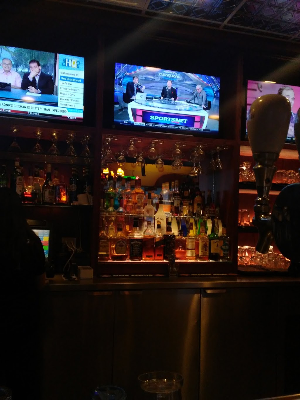 Wild Wing | Landmark Theatre, 75 Consumers Dr, Whitby, ON L1N 9S2, Canada | Phone: (905) 444-9453