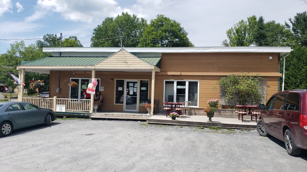 Resto du Village et Cremerie | 1 Rue de lÉglise, Frelighsburg, QC J0J 1C0, Canada | Phone: (450) 298-5001