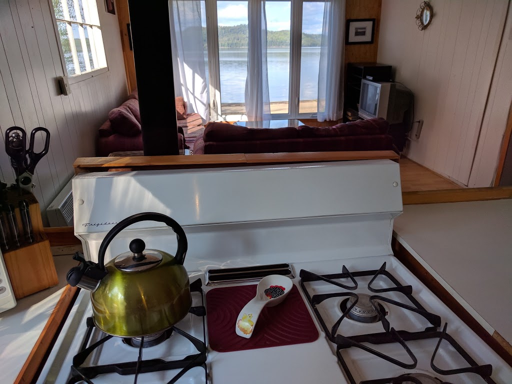 Chalet Colibri no. 5 | 4050 Chemin du Lac Gagnon O, Duhamel, QC J1V 1G0, Canada | Phone: (613) 799-4321