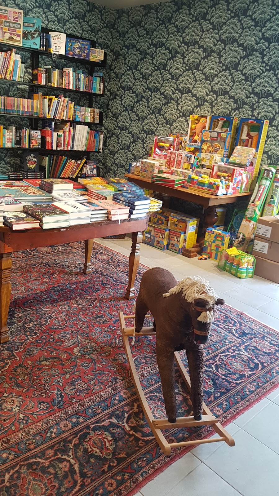 Queen Books | 914 Queen St E, Toronto, ON M4M 1J5, Canada | Phone: (416) 778-5053