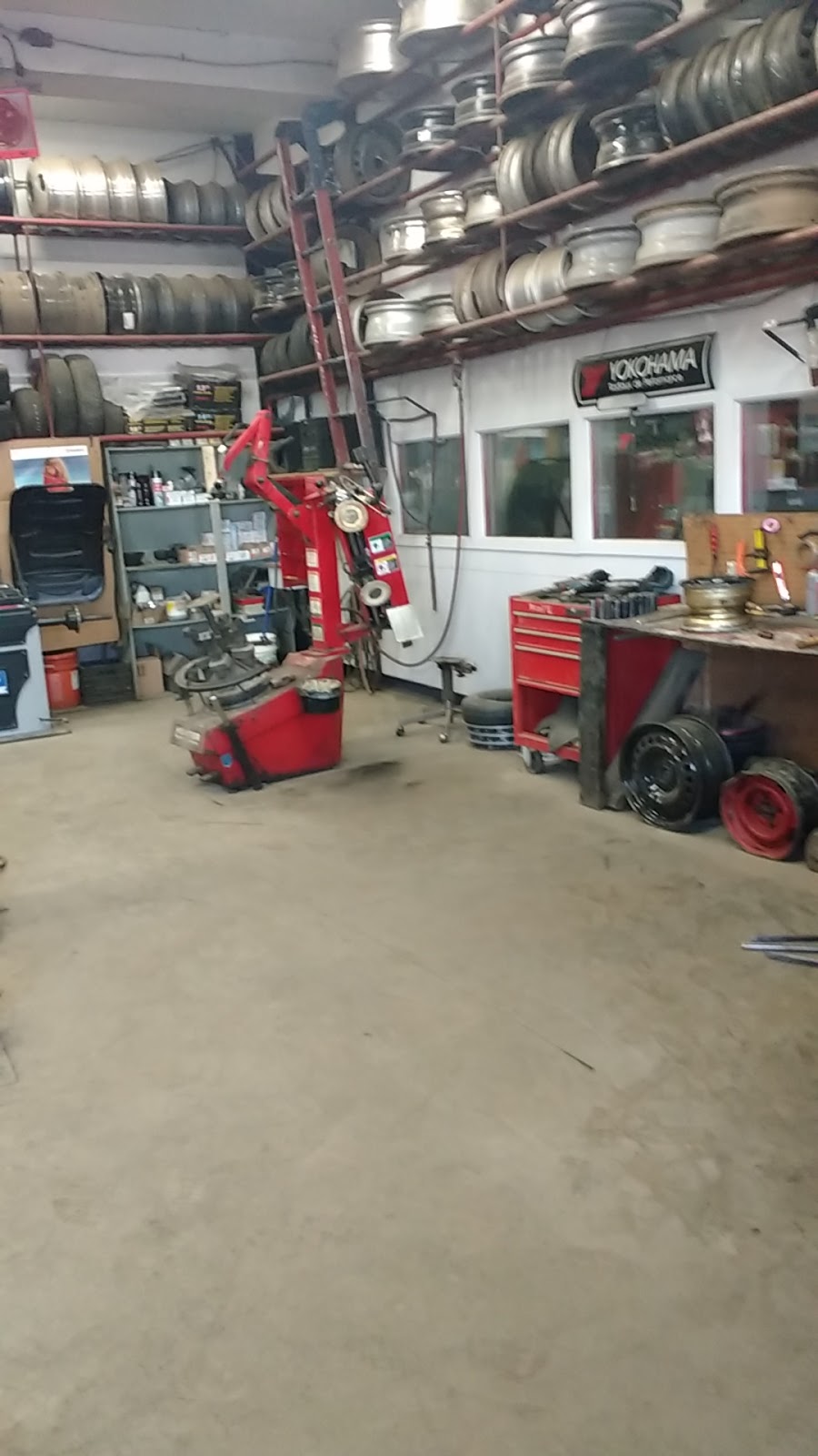 Machineries et Pneus Rosaire Thériault | 1441 Boulevard Saint Laurent E, Louiseville, QC J5V 2L4, Canada | Phone: (819) 228-8426