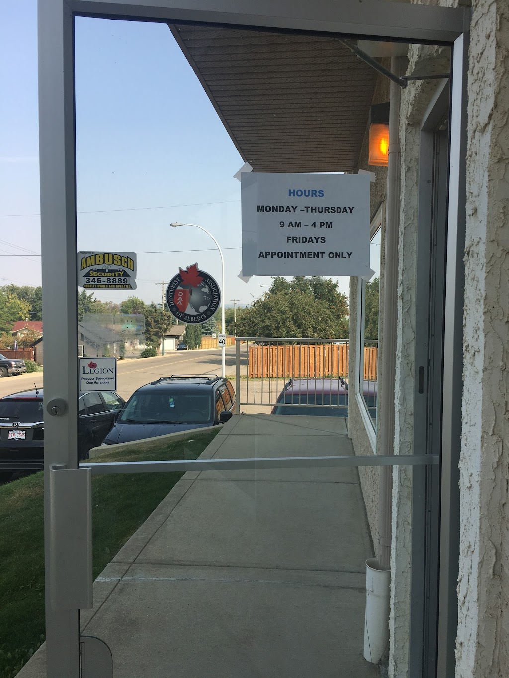 Sylvan Lake Denture Clinic Ltd | 4920 45 Ave, Sylvan Lake, AB T4S 1J9, Canada | Phone: (403) 887-6272