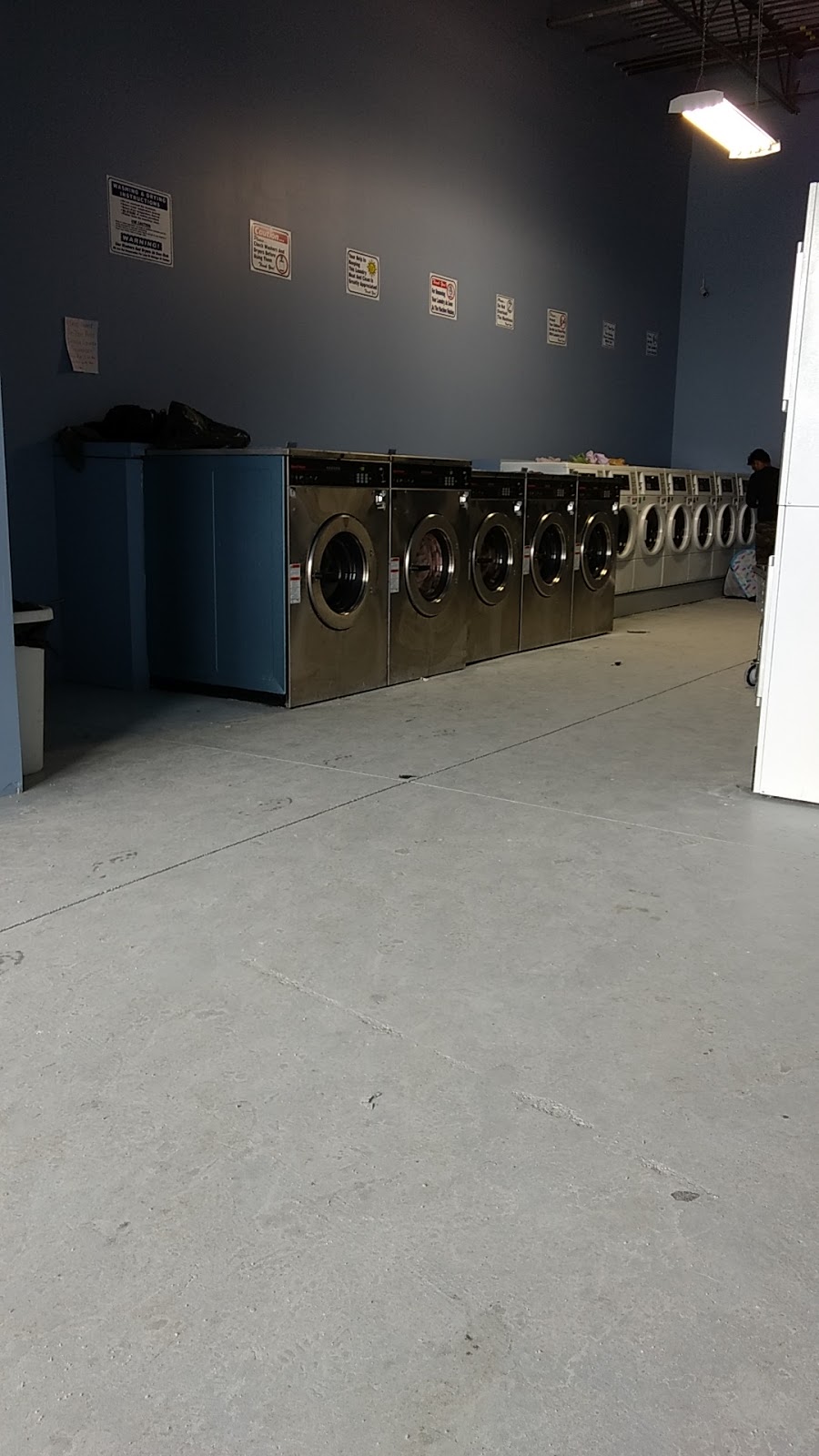 COIN LAUNDRY AND DRY CLEANERS | 20 Dewside Dr #4, Brampton, ON L6R 3C2, Canada | Phone: (647) 391-4032