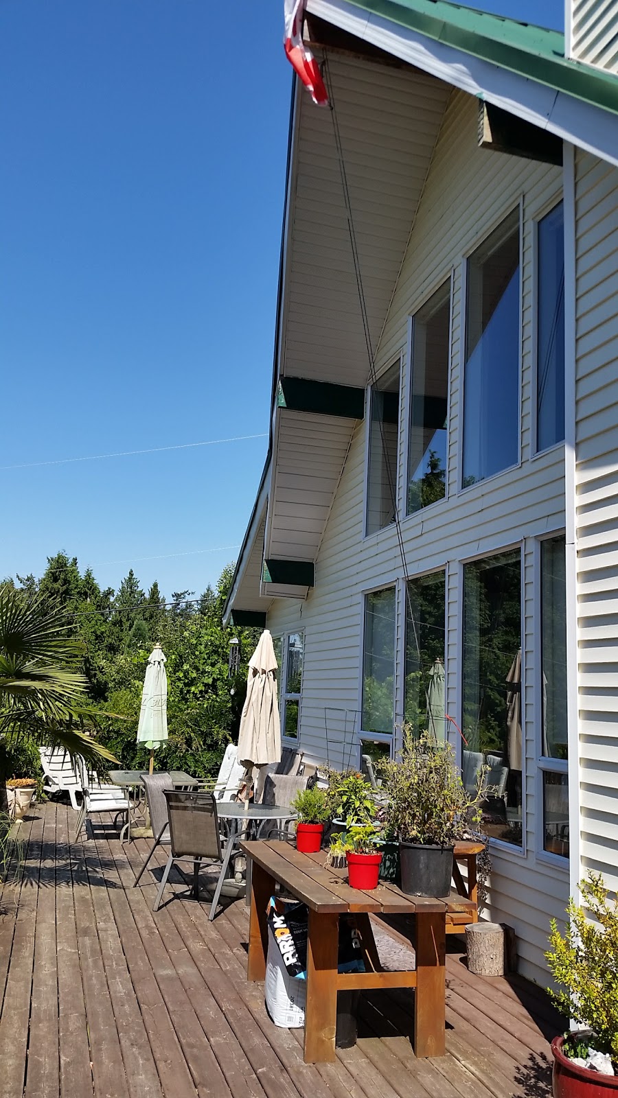 Nature Hideaway | 506 Maple St, Gibsons, BC V0N 1V5, Canada | Phone: (604) 897-8990