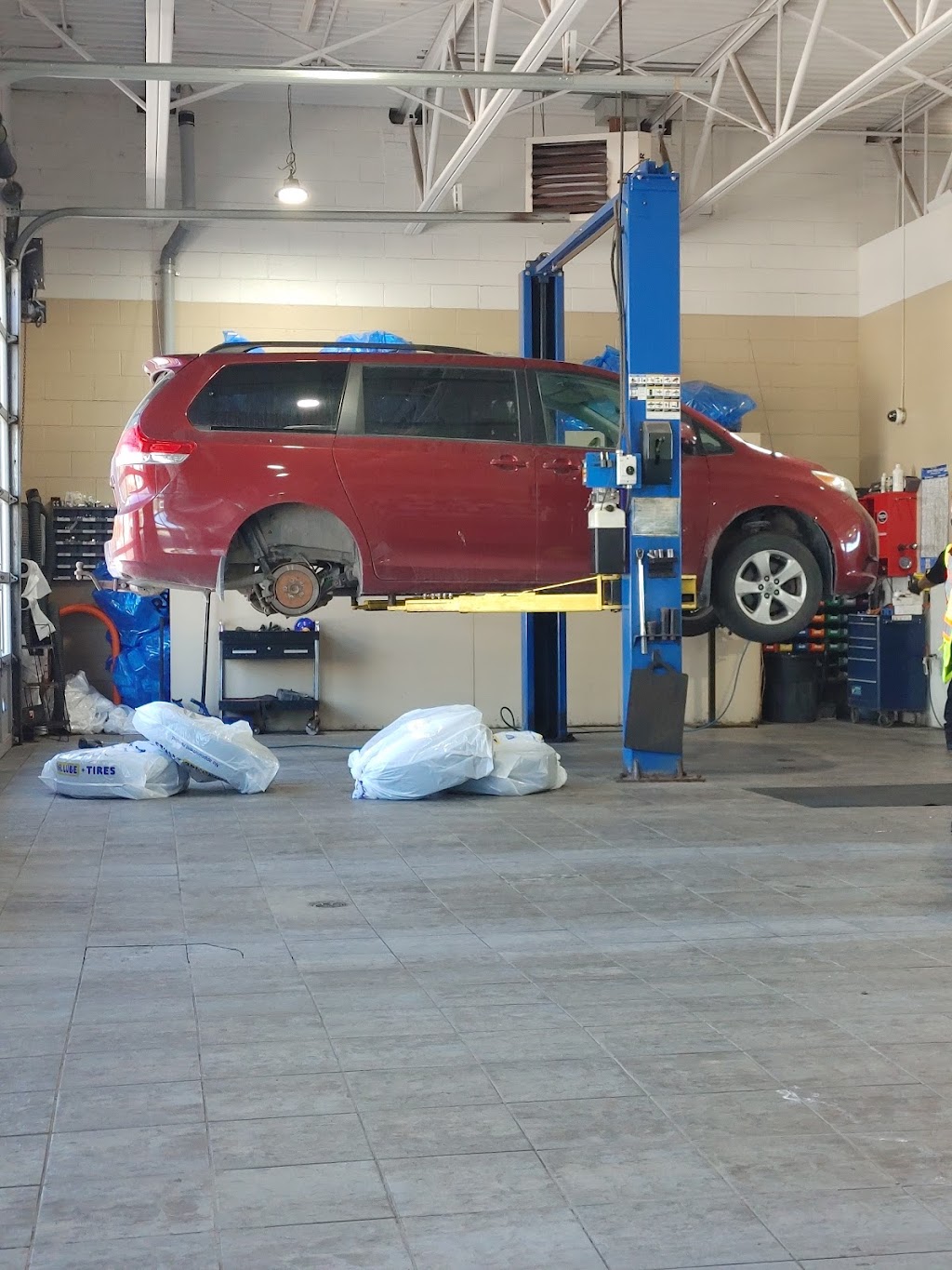 Mr. Lube + Tires | 708 Lansdowne St W, Peterborough, ON K9J 1Z3, Canada | Phone: (705) 743-9407