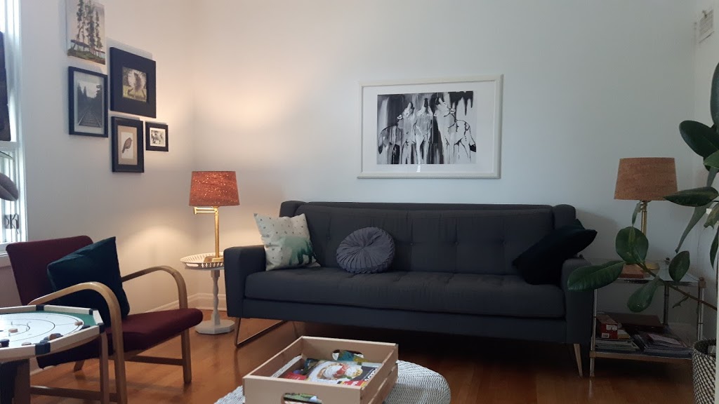 La Cabane Guesthouse | 315 Provencher Blvd, Winnipeg, MB R2H 0G8, Canada | Phone: (204) 794-4218