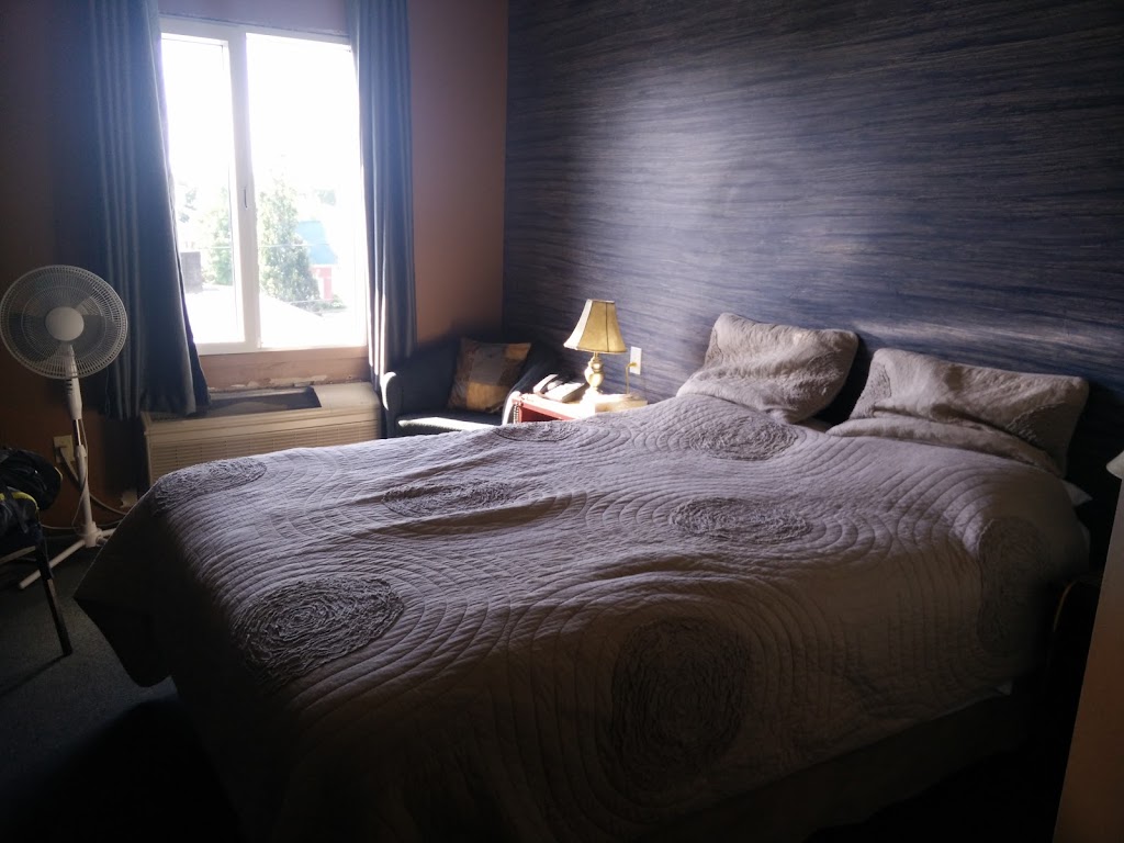 Hôtel Écono-Confort | 359 Av. de Grand-Mère, Grand-Mère, QC G9T 2H1, Canada | Phone: (819) 538-2020