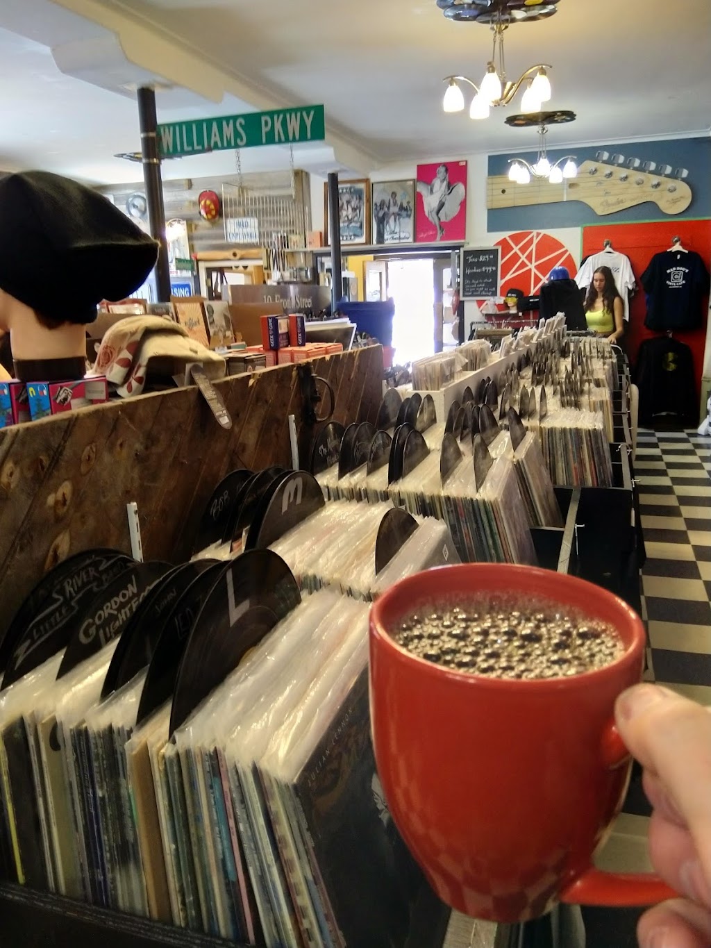 Mad Dogs Vinyl Cafe | 239 Hurontario St, Collingwood, ON L9Y 2M1, Canada | Phone: (705) 445-1900