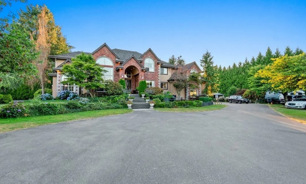 Dainty Holiday (堂庭假日） | 14567 Charlier Rd, Pitt Meadows, BC V3Y 2T8, Canada | Phone: (778) 889-7699