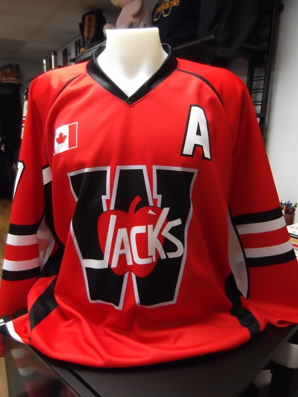 Stitch Graphix Inc | 9 Arnold St, New Hamburg, ON N3A 2C6, Canada | Phone: (519) 662-3386