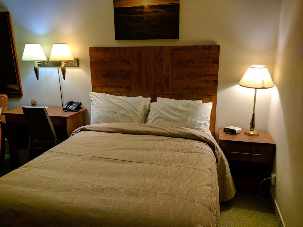 Moonlight Inn and Suites Sudbury | 350 Moonlight Ave, Sudbury, ON P3B 3W3, Canada | Phone: (705) 566-0321