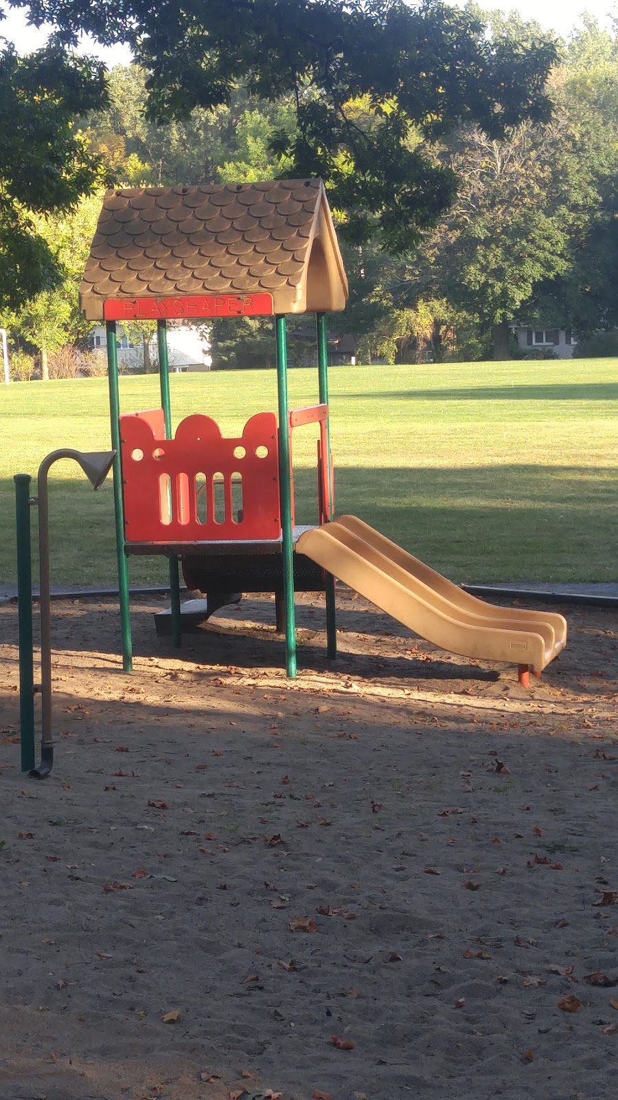 Beaconsfield Heights Park | Beaconsfield, QC H9W, Canada | Phone: (514) 428-4400