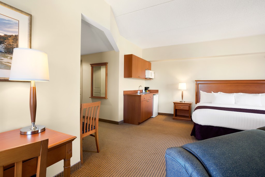 Days Inn & Suites by Wyndham Collingwood | 15 Cambridge St, Collingwood, ON L9Y 0A2, Canada | Phone: (705) 444-1880