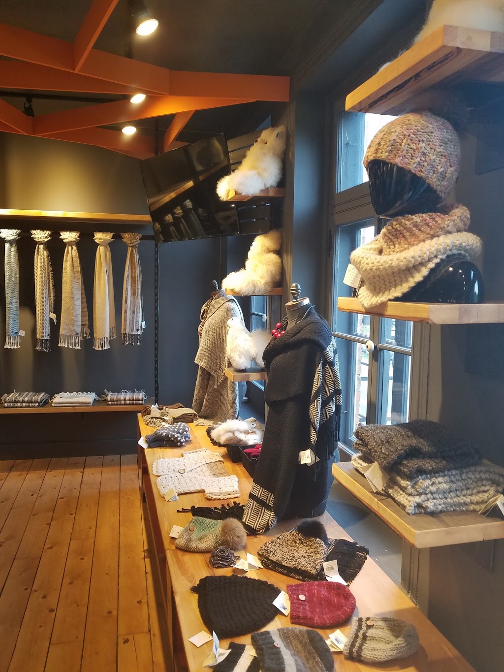 Boutique Alpagas Charlevoix Québec | 77 Rue du Petit Champlain, Québec, QC G1K 4H5, Canada | Phone: (418) 692-0416