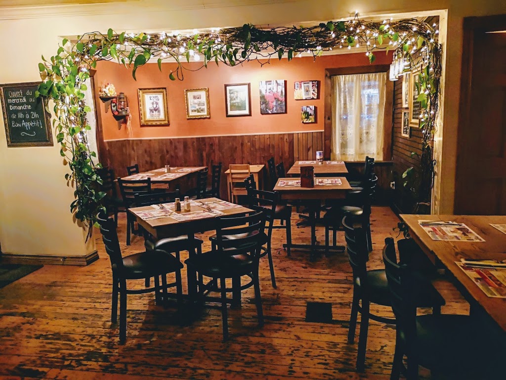 Terrasse chez Donat | 190 Rue Laurent, Saint-Jean-de-Matha, QC J0K 2S0, Canada | Phone: (450) 886-2519