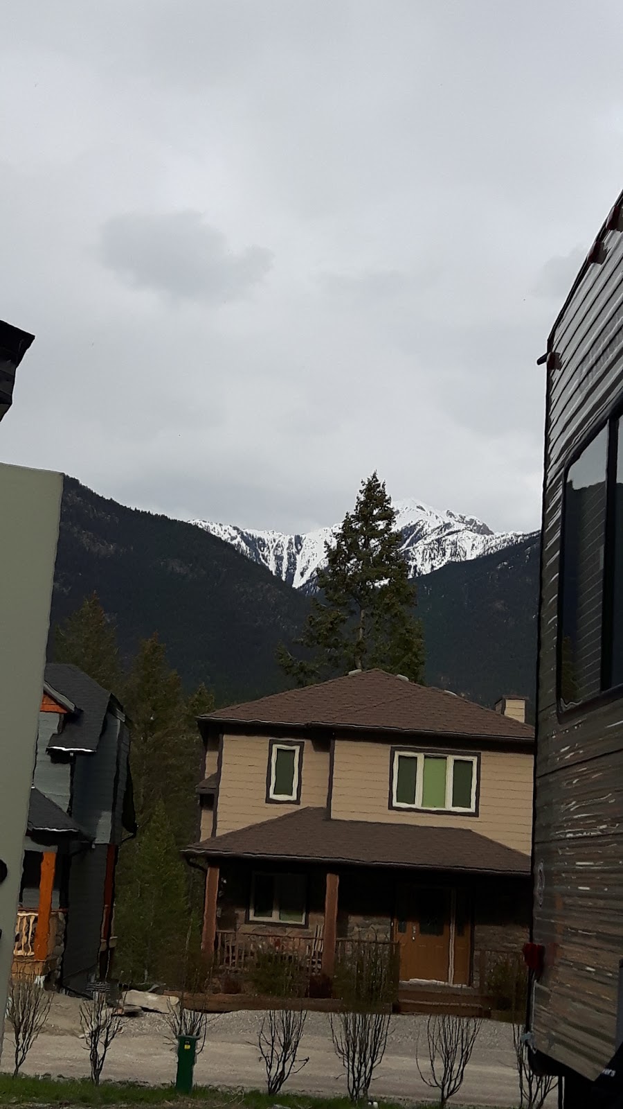 Valleys Edge Resort | 4868 Riverview Dr, Edgewater, BC V0A 1E0, Canada | Phone: (403) 540-6601