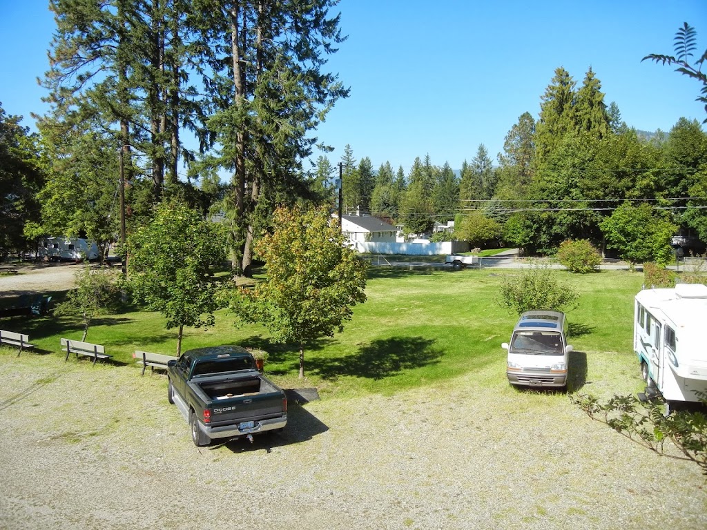 Blue Mountain Lodge | 81 Kingsley Rd, Christina Lake, BC V0H 1E2, Canada | Phone: (250) 448-6238