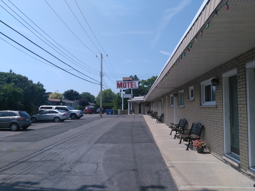 Motel Sainte-Catherine | 3000 Boulevard Marie-Victorin, Sainte-Catherine, QC J5C 1Z3, Canada | Phone: (450) 632-2350