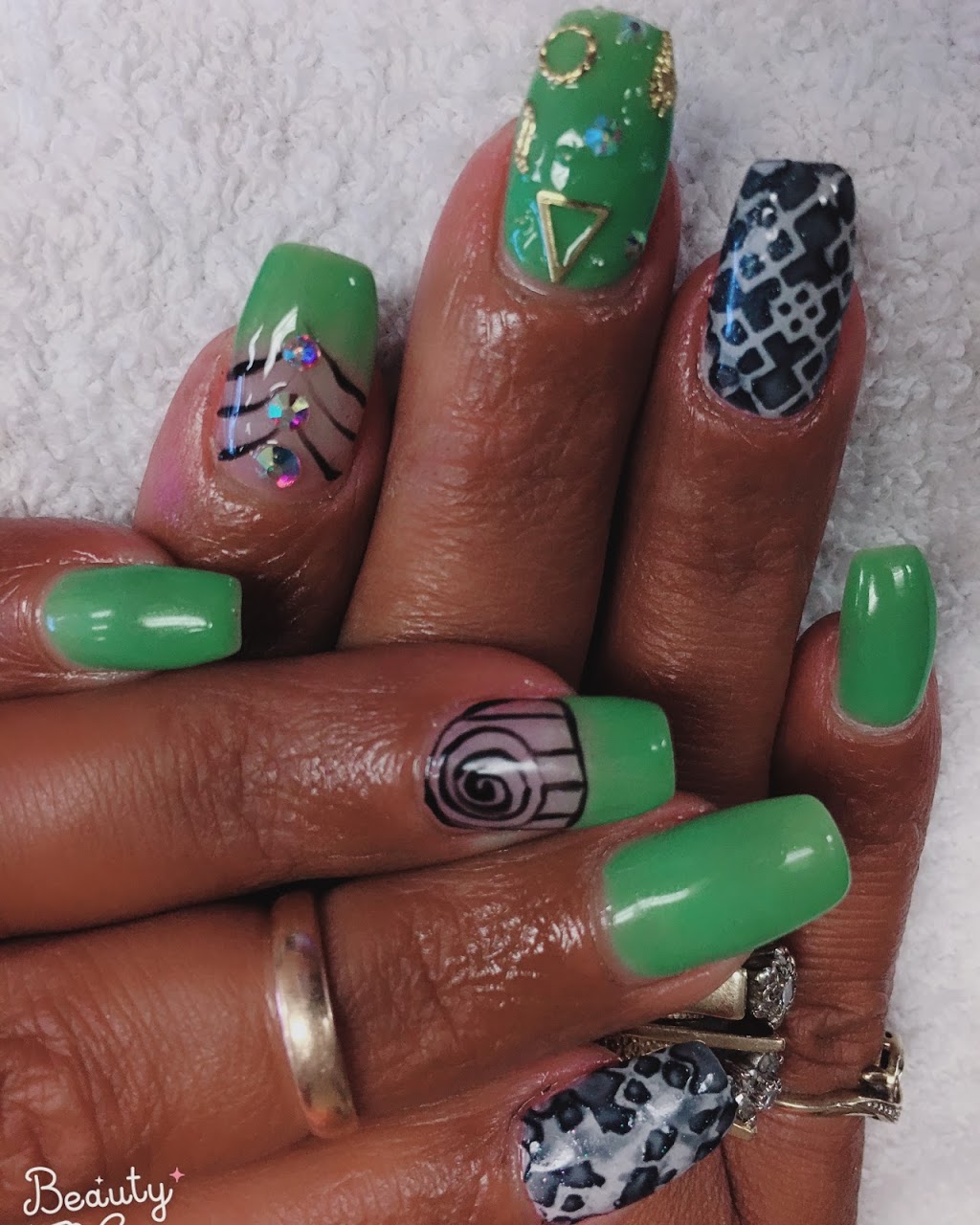 Rose Nails | 7000 McLeod Rd, Niagara Falls, ON L2G 7K3, Canada | Phone: (905) 353-8170