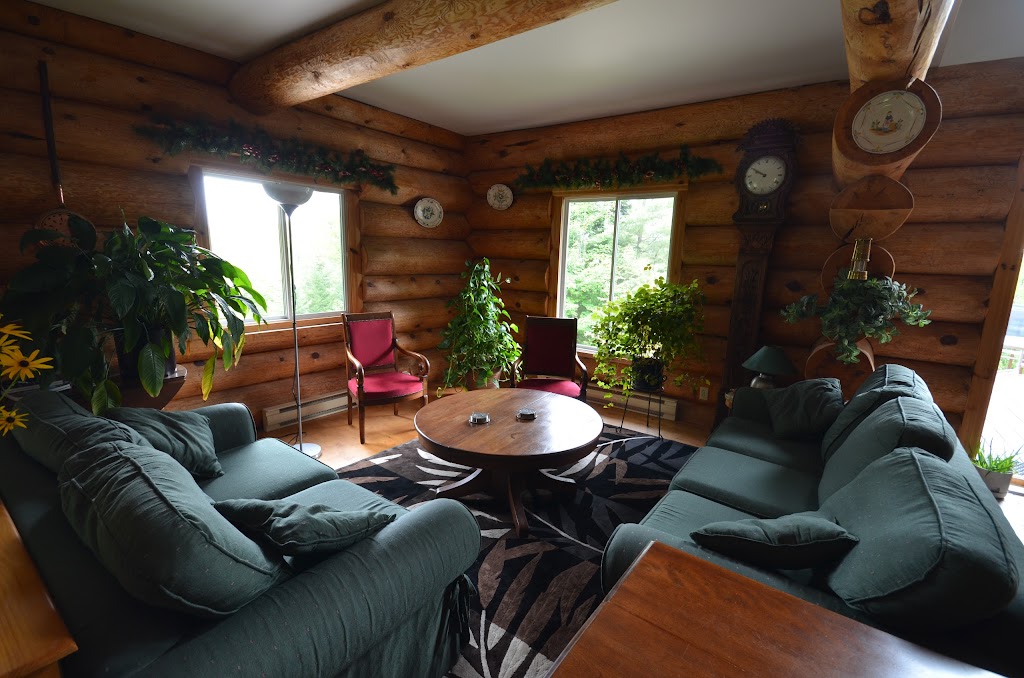 Auberge du Bois Jolit | Chem. de la Paroi, Mont-Tremblant, QC J8E 2G1, Canada | Phone: (819) 425-6886