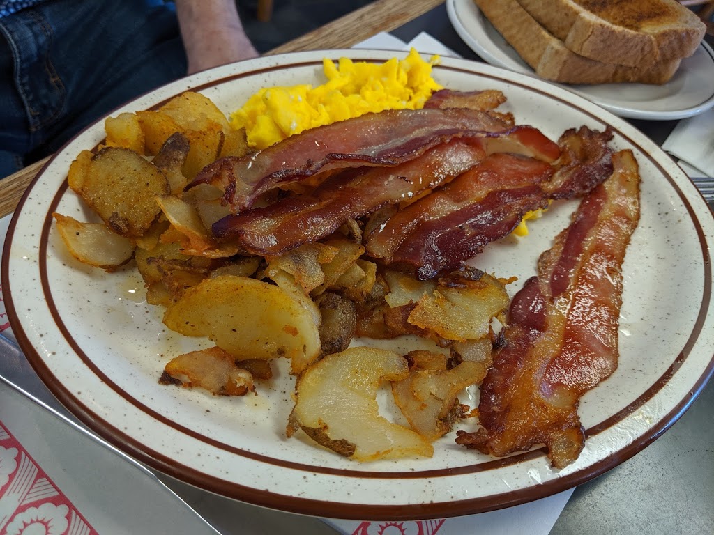 Kates Station | 76988 London Rd, Clinton, ON N0M 1L0, Canada | Phone: (519) 233-3222