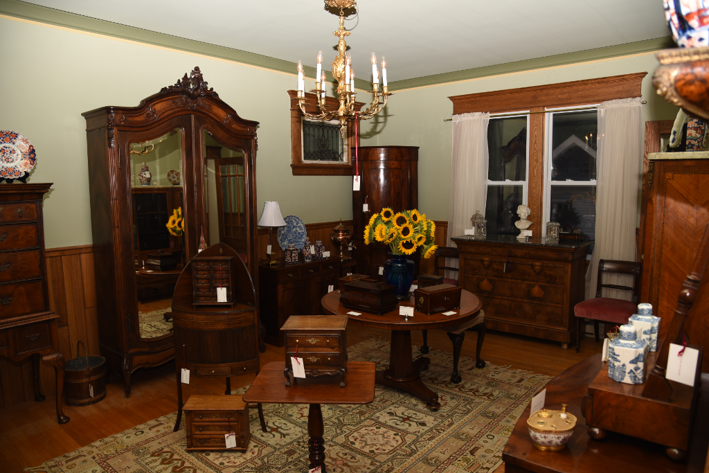 J Taylor Antiques Ltd | 167 William St, Brantford, ON N3T 3L4, Canada | Phone: (905) 521-6844