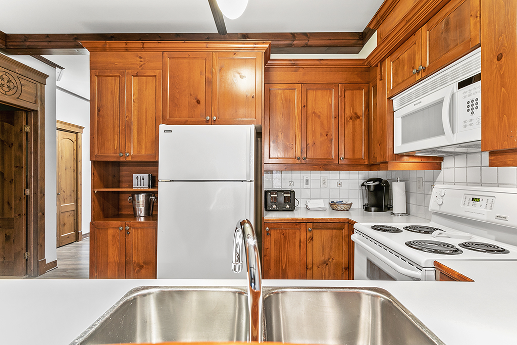 Le Manoir 106-5 by Escapades Tremblant | 5-106 Chemin des Quatre-Sommets, Mont-Tremblant, QC J8E 1C6, Canada | Phone: (877) 352-6626