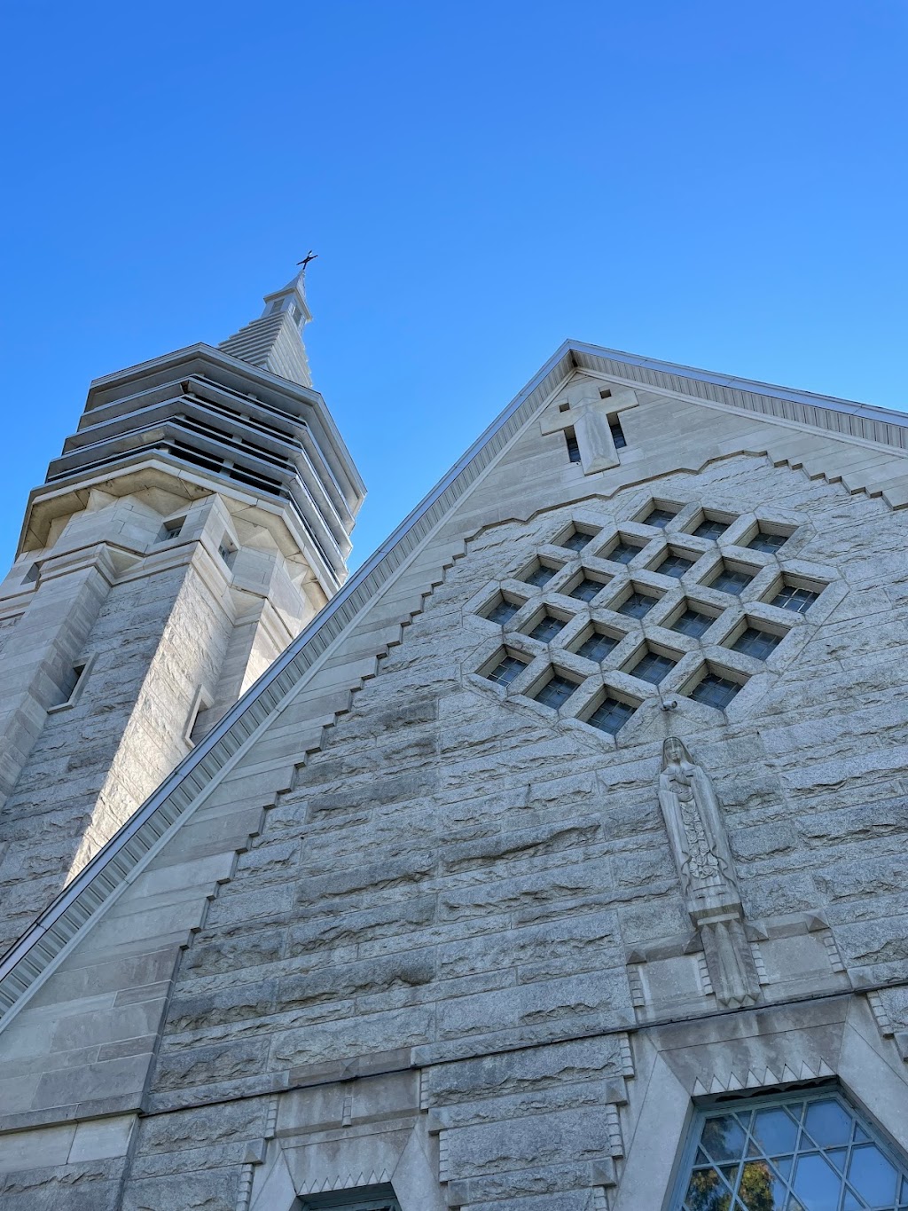 Cowansville - Church of Sainte-Thérèse-de-lenfant-Jésus (1951) | 209 Rue Sainte-Thérèse, Cowansville, QC J2K 1R7, Canada | Phone: (450) 263-2986