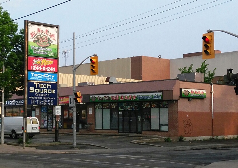 241 Pizza | 1016 Gerrard St E, Toronto, ON M4M 1Z3, Canada | Phone: (416) 241-0241