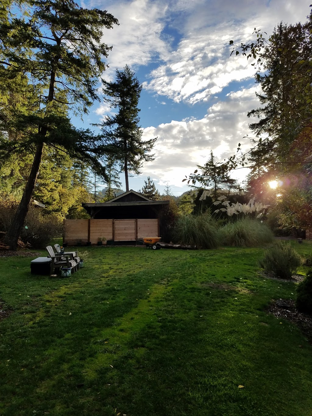 Old Trout Inn | 5272 Orcas Rd, Eastsound, WA 98245, USA | Phone: (360) 376-7474