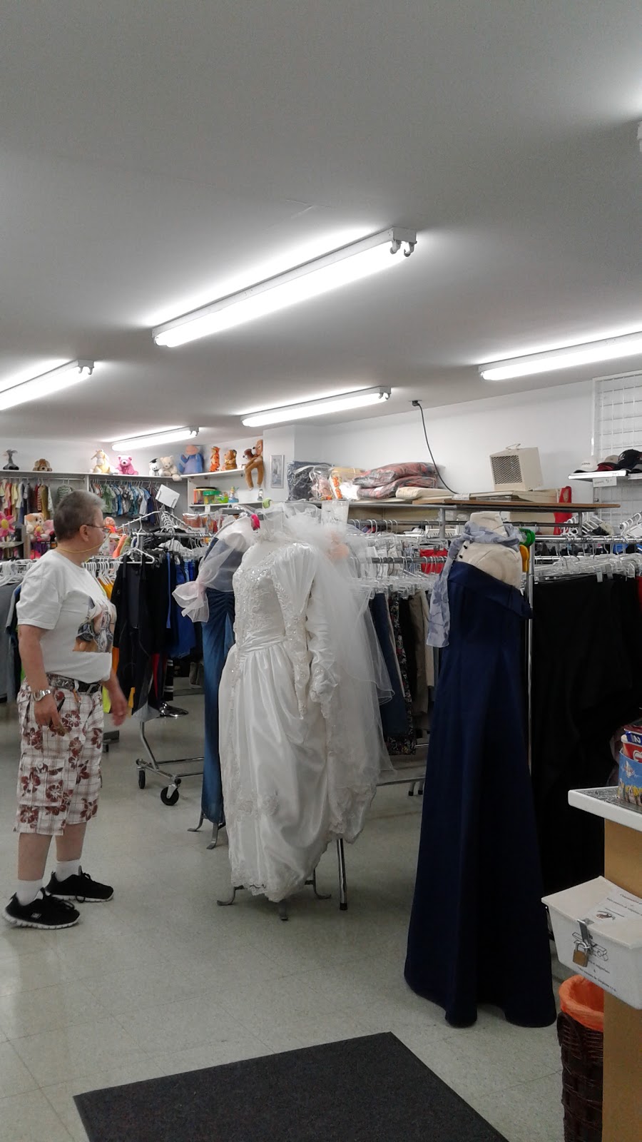Friperie De La Cote Inc | 11186 Ave Royale, Beaupré, QC G0A 1E0, Canada | Phone: (418) 702-0732