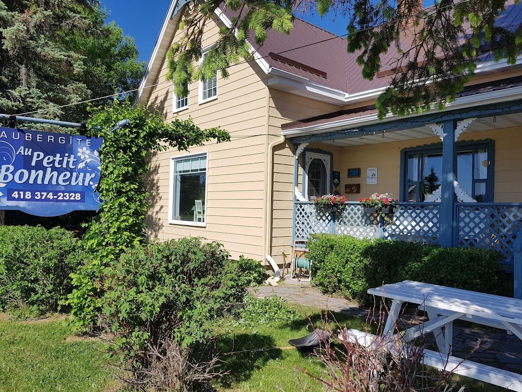 Aubergîte Au Petit Bonheur | 374 Rue Plante, Péribonka, QC G0W 2G0, Canada | Phone: (418) 374-2328