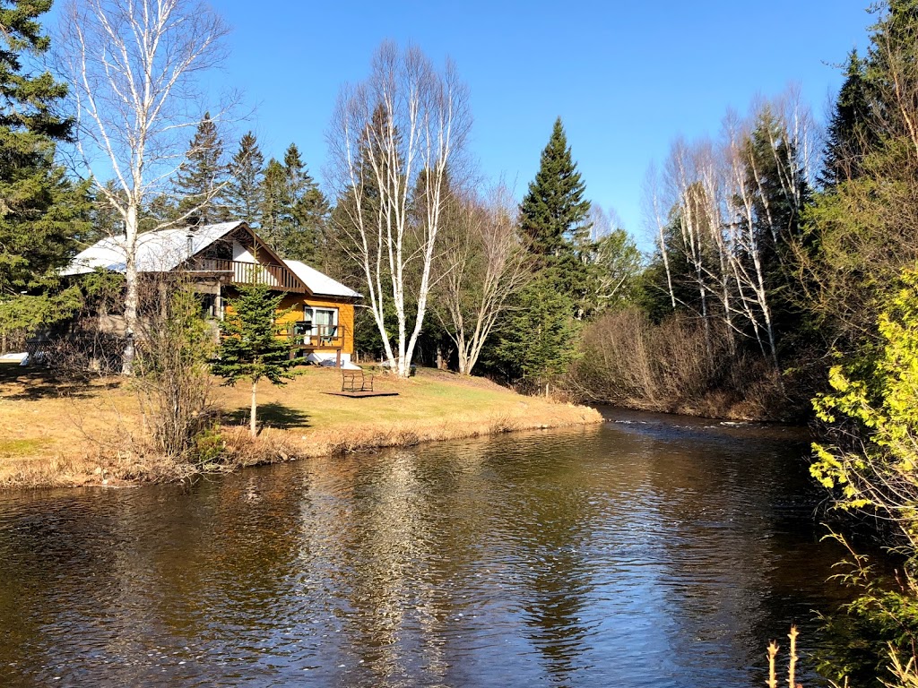 Chalet Castor, bord de l’eau et au pied des pentes | 201 Avenue De-la-Merci, Saint-Côme, QC J0K 2B0, Canada | Phone: (514) 928-1233