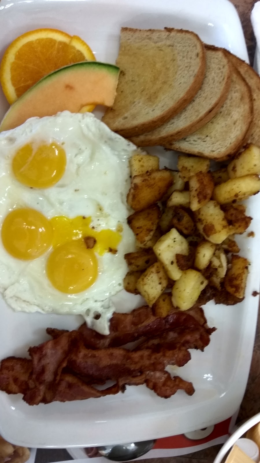 Eggsmart | cafe | 617 Victoria St W, Whitby, ON L1N 0E4, Canada | 9054933433 OR +1 905-493-3433