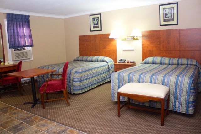 Moonlight Inn and Suites Sudbury | 350 Moonlight Ave, Sudbury, ON P3B 3W3, Canada | Phone: (705) 566-0321