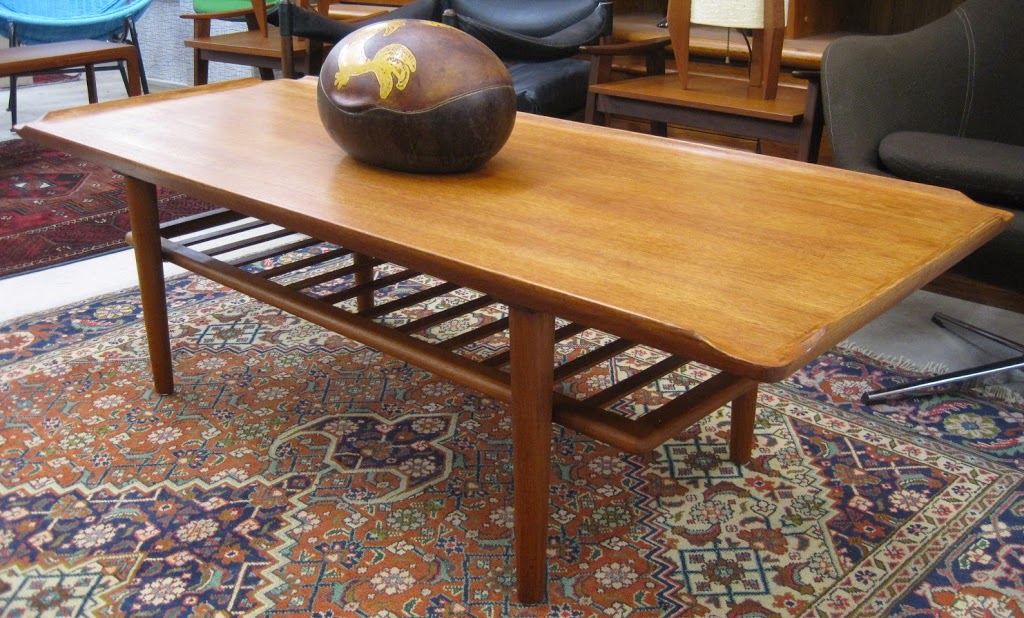 Antique Avenue | 329 Ottawa St N, Hamilton, ON L8H 3Z8, Canada | Phone: (905) 547-7168