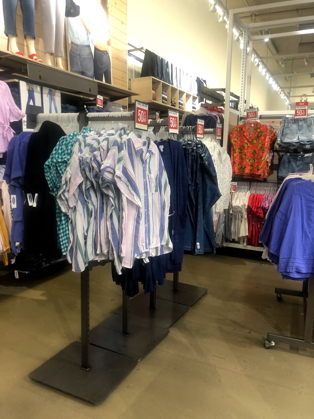 Old Navy | 1 Yorkdale Rd, Toronto, ON M6A 3A1, Canada | Phone: (416) 787-9384