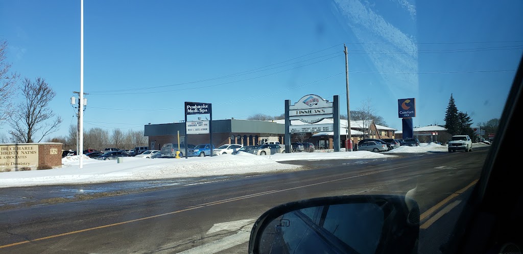Finnigans Road House | 955 Pembroke St E, Pembroke, ON K8A 3M3, Canada | Phone: (613) 735-2333