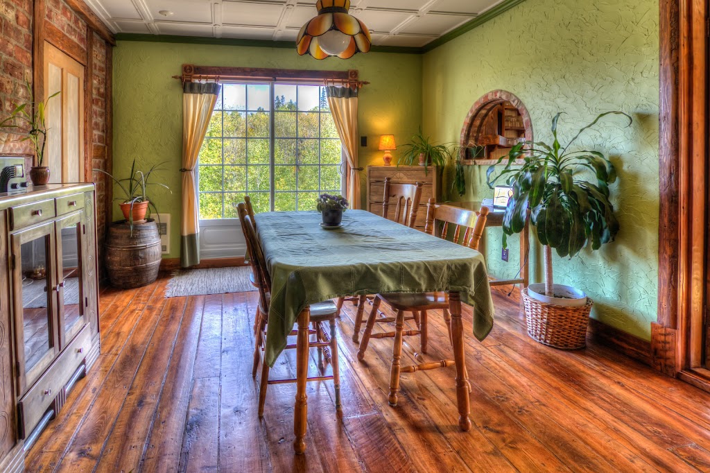 Saguenay Woven Hands Coop And Youth Hostel | 7643 Chem. des Chutes, La Baie, QC G7B 3N8, Canada | Phone: (418) 544-4456