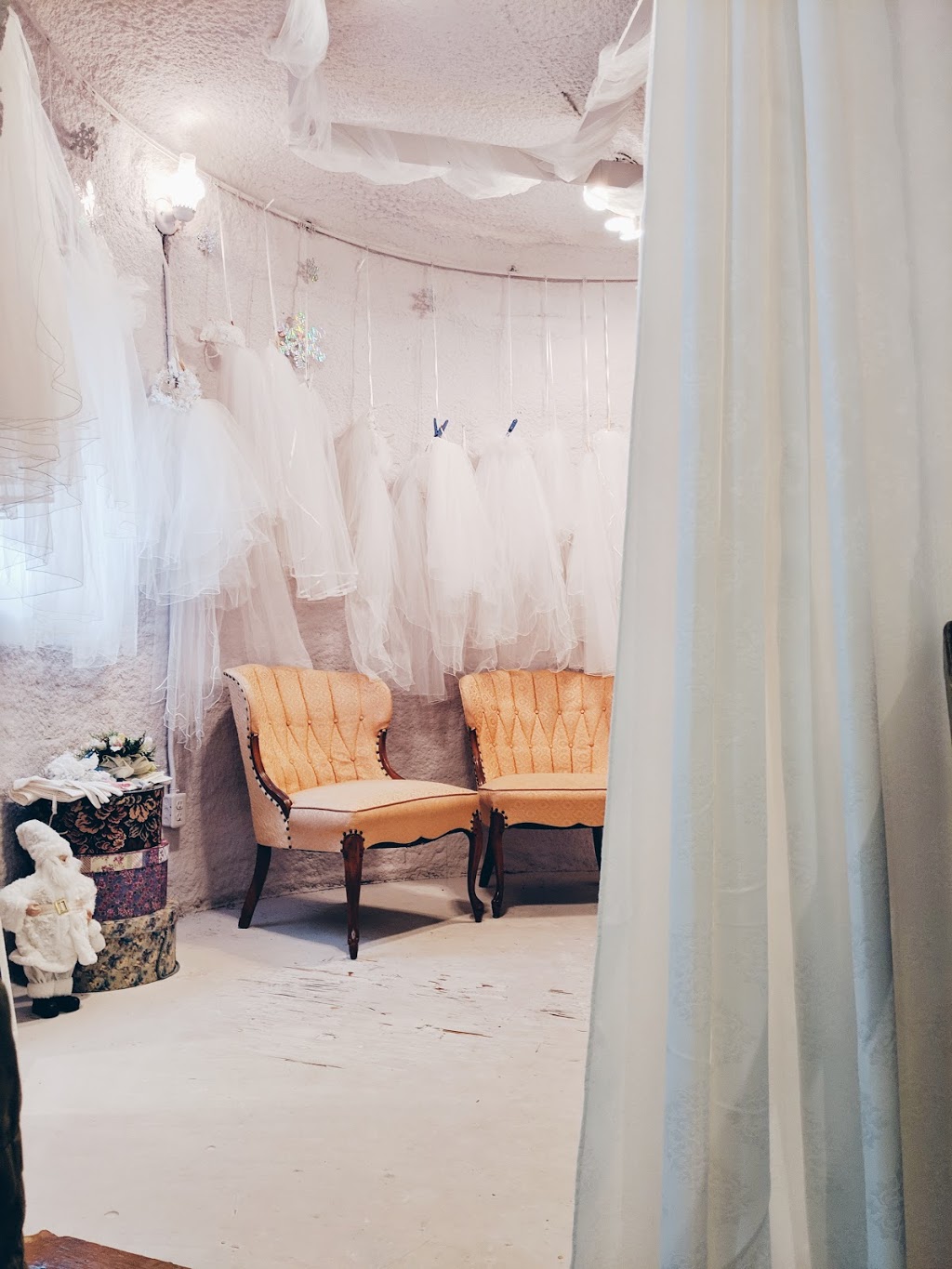 Ginas Closet | 1441 King St N, St. Jacobs, ON N0B 2N0, Canada | Phone: (519) 240-0860