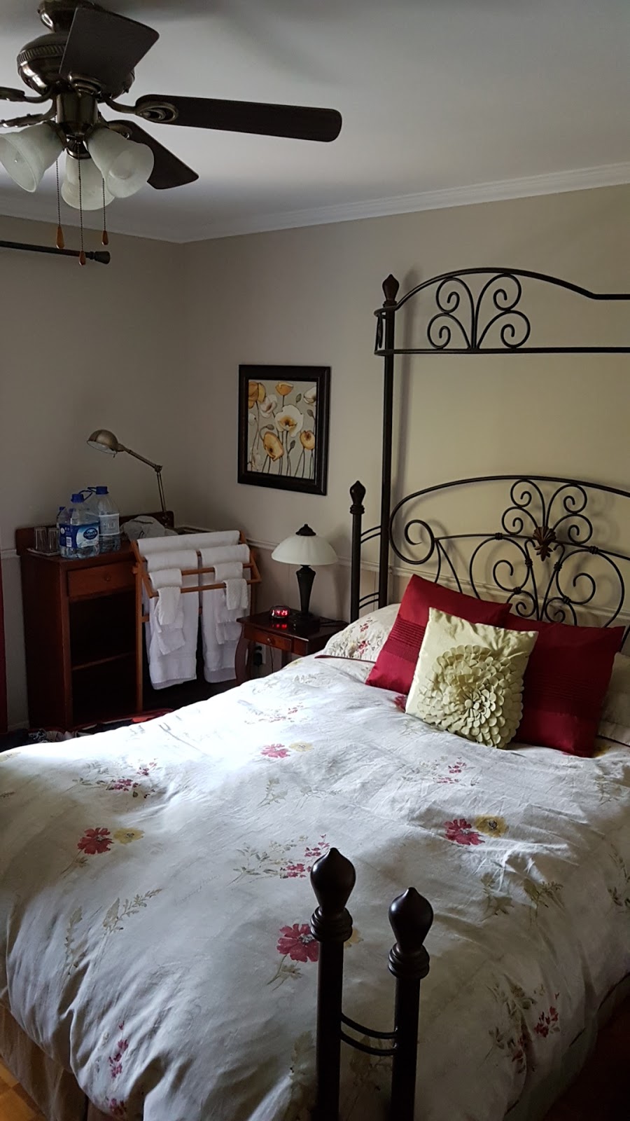 Gîte Maison Parc Delormier | 7713 Rue Notre Dame O, Trois-Rivières, QC G9B 1M4, Canada | Phone: (819) 377-5636