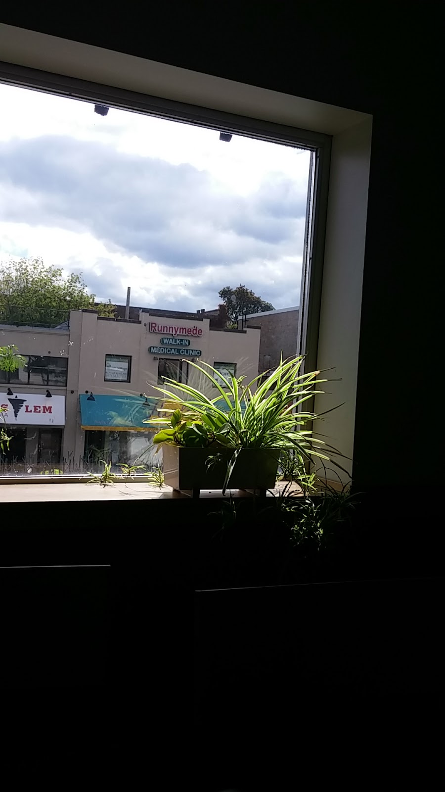 Runnymede Walk-in Medical Clinic | 2213 Bloor St W #208, Toronto, ON M6S 1N5, Canada | Phone: (416) 800-9697