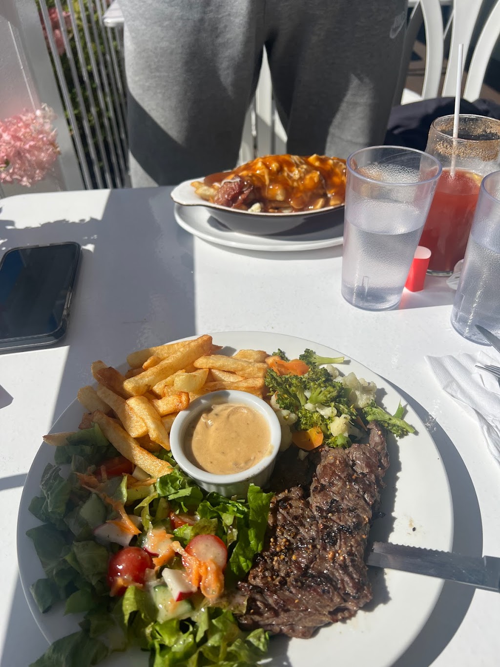 Resto Bar Le Repaire | 105 Rue Honfleur, Sainte-Monique, QC G0W 2T0, Canada | Phone: (418) 301-8555