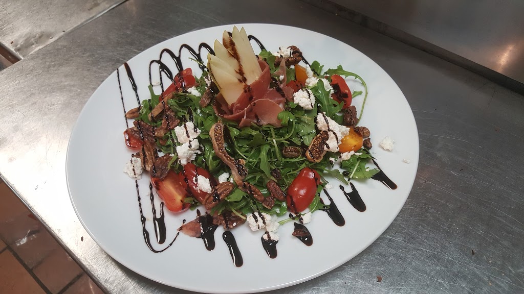 Restaurant Au Petit Chalet | 75 Boulevard des Châteaux, Blainville, QC J7B 2A4, Canada | Phone: (579) 630-1919